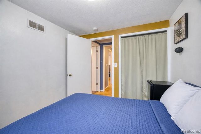 30650 Glenwood Circle, Warren, MI 48088