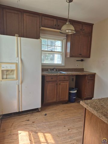 2321 SE Maryland AVE, Topeka, KS 66605