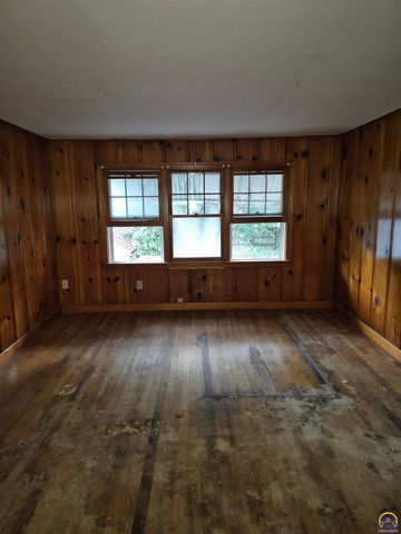 2321 SE Maryland AVE, Topeka, KS 66605