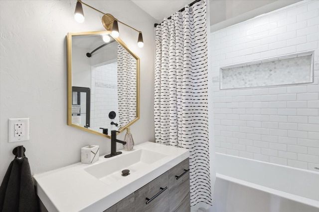 2305 HILLSIDE LANE, Green Bay, WI 54302