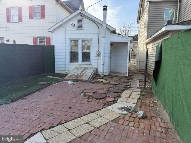 14 CHARLES ST, Hanover, PA 17331