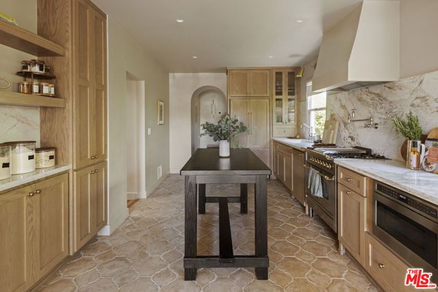 3952 Sutro Avenue, Los Angeles, CA 90008