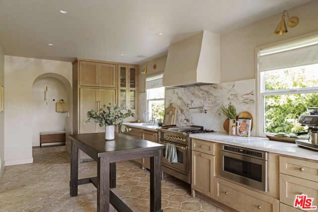 3952 Sutro Avenue, Los Angeles, CA 90008