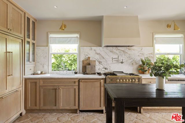 3952 Sutro Avenue, Los Angeles, CA 90008