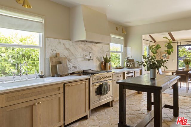 3952 Sutro Avenue, Los Angeles, CA 90008