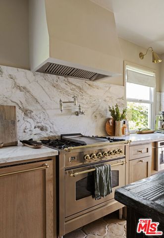 3952 Sutro Avenue, Los Angeles, CA 90008
