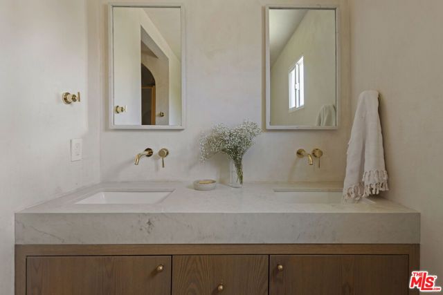 3952 Sutro Avenue, Los Angeles, CA 90008