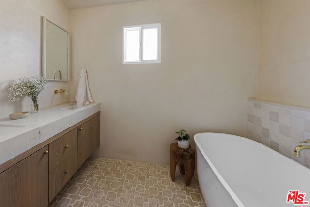 3952 Sutro Avenue, Los Angeles, CA 90008