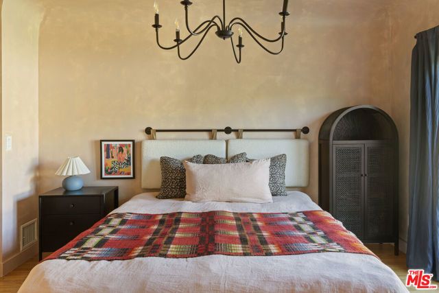 3952 Sutro Avenue, Los Angeles, CA 90008