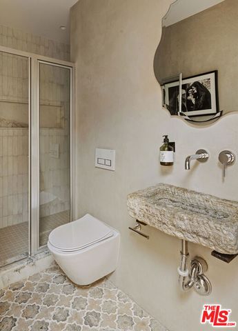 3952 Sutro Avenue, Los Angeles, CA 90008