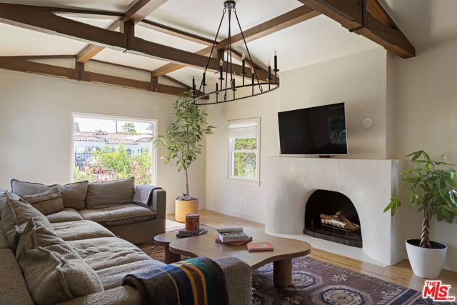 3952 Sutro Avenue, Los Angeles, CA 90008