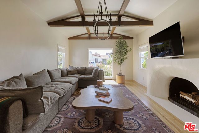 3952 Sutro Avenue, Los Angeles, CA 90008