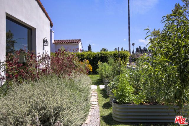 3952 Sutro Avenue, Los Angeles, CA 90008