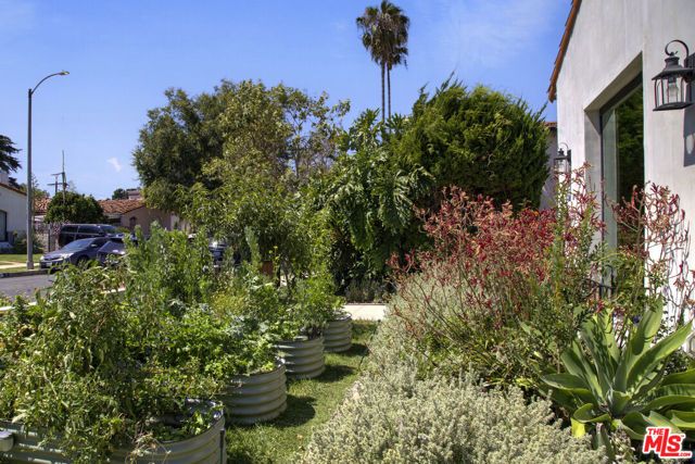 3952 Sutro Avenue, Los Angeles, CA 90008