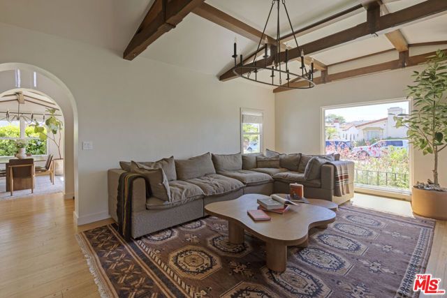 3952 Sutro Avenue, Los Angeles, CA 90008