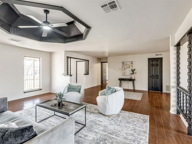 901 NE 6th Street, Moore, OK 73160