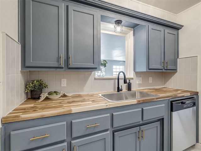 901 NE 6th Street, Moore, OK 73160