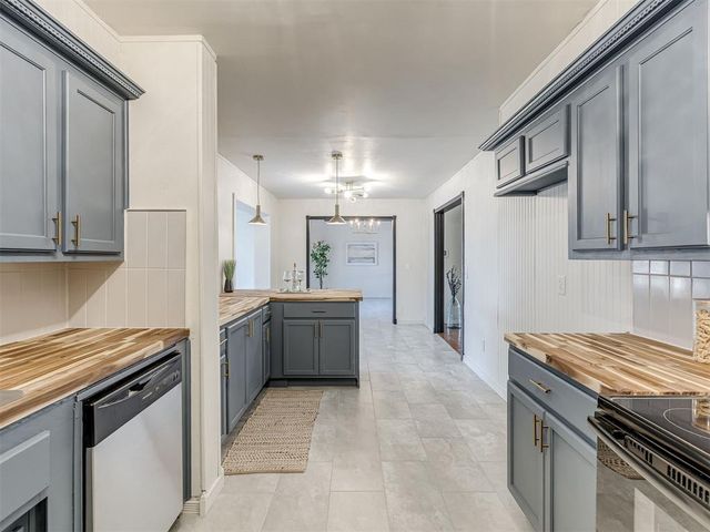 901 NE 6th Street, Moore, OK 73160