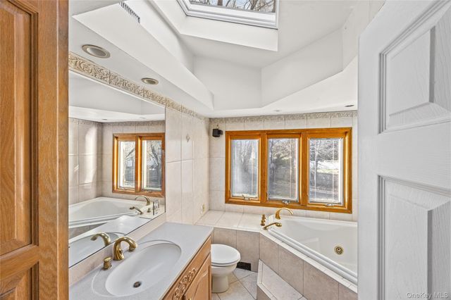 4 Vale Court, Mount Sinai, NY 11766