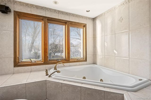 4 Vale Court, Mount Sinai, NY 11766