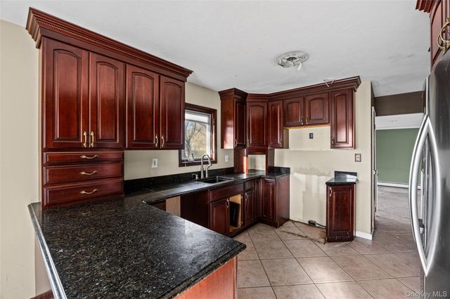 4 Vale Court, Mount Sinai, NY 11766