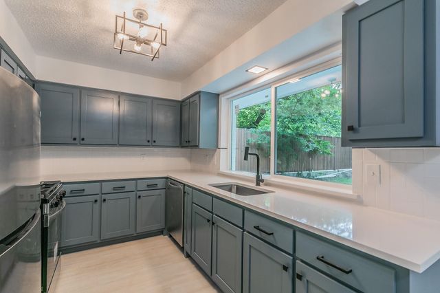 208 Evelyn Street, Desoto, TX 75115