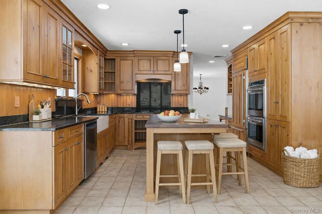 2 Sutton Place, Katonah, NY 10536