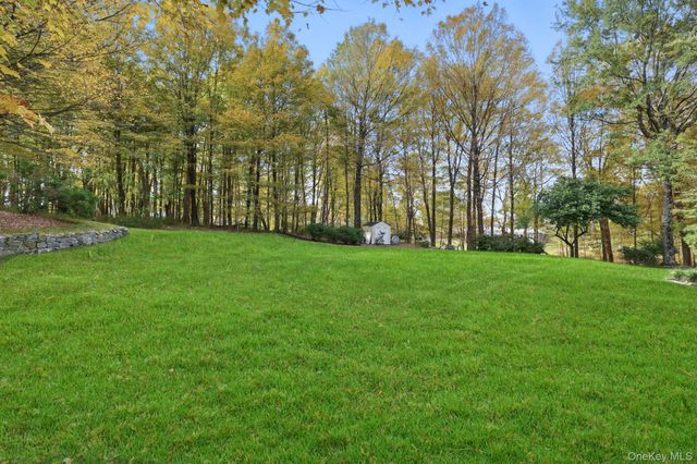 2 Sutton Place, Katonah, NY 10536