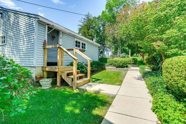 51479 Summit Street, Paw Paw, MI 49079