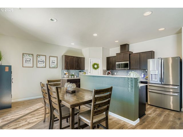 900 BEAR CREEK Dr, Molalla, OR 97038