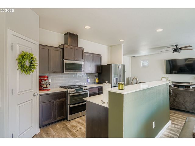 900 BEAR CREEK Dr, Molalla, OR 97038