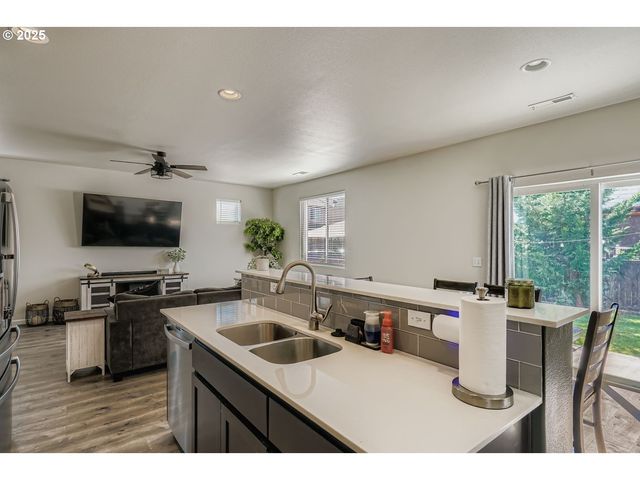 900 BEAR CREEK Dr, Molalla, OR 97038