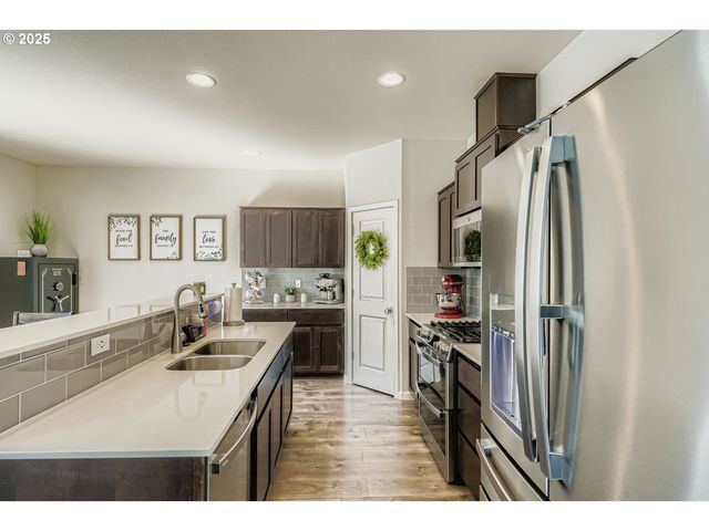 900 BEAR CREEK Dr, Molalla, OR 97038