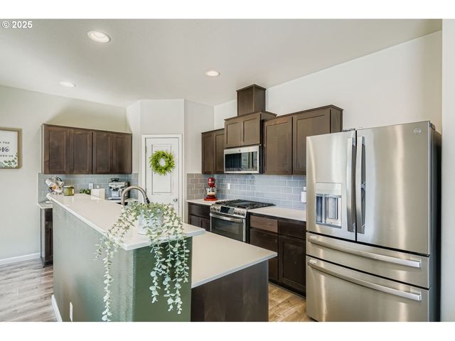 900 BEAR CREEK Dr, Molalla, OR 97038