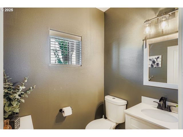 900 BEAR CREEK Dr, Molalla, OR 97038