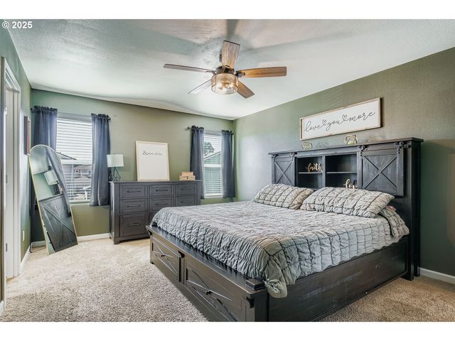 900 BEAR CREEK Dr, Molalla, OR 97038