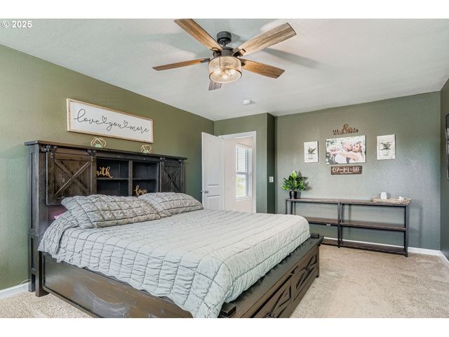 900 BEAR CREEK Dr, Molalla, OR 97038