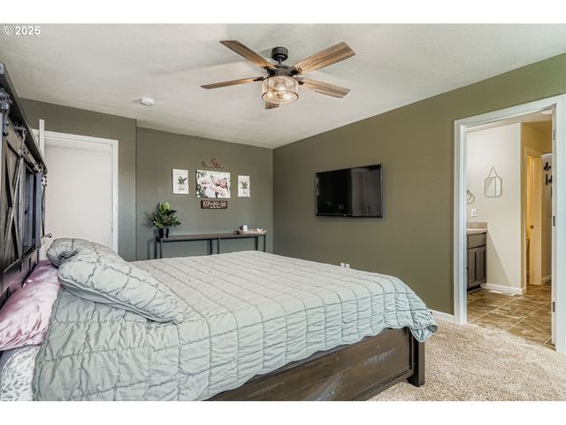 900 BEAR CREEK Dr, Molalla, OR 97038