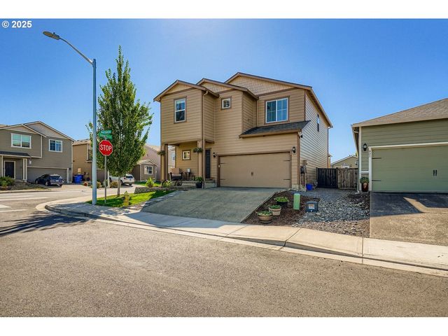 900 BEAR CREEK Dr, Molalla, OR 97038