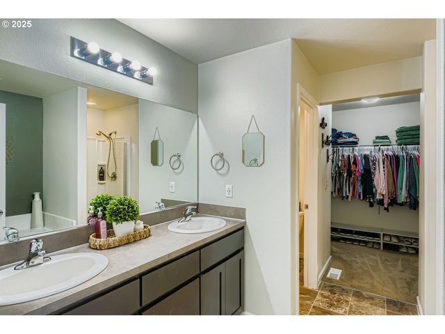 900 BEAR CREEK Dr, Molalla, OR 97038