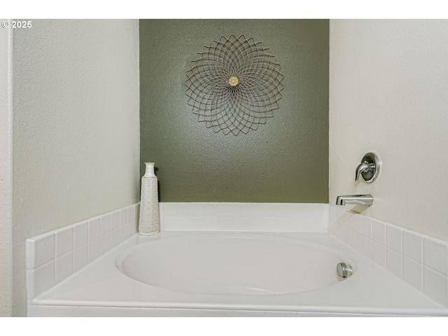 900 BEAR CREEK Dr, Molalla, OR 97038