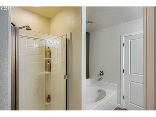 900 BEAR CREEK Dr, Molalla, OR 97038