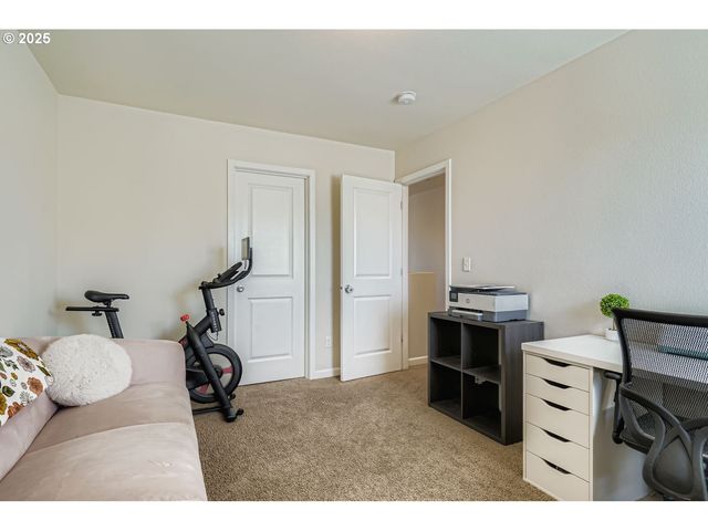 900 BEAR CREEK Dr, Molalla, OR 97038