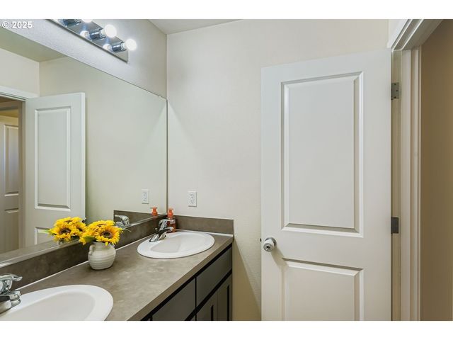 900 BEAR CREEK Dr, Molalla, OR 97038