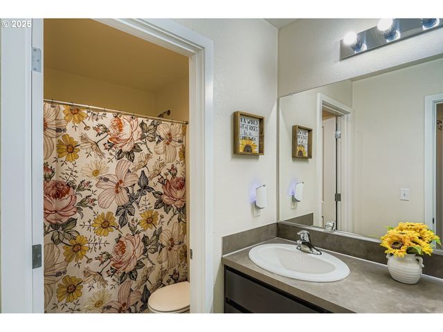 900 BEAR CREEK Dr, Molalla, OR 97038