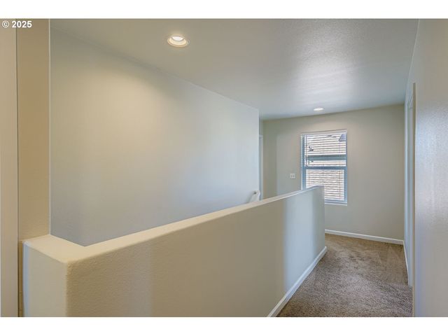 900 BEAR CREEK Dr, Molalla, OR 97038