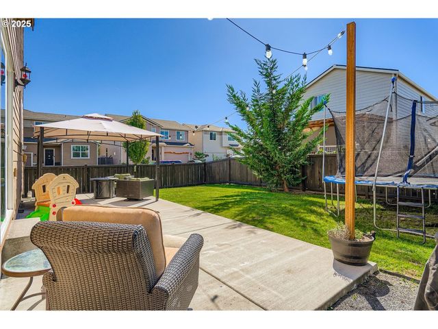 900 BEAR CREEK Dr, Molalla, OR 97038