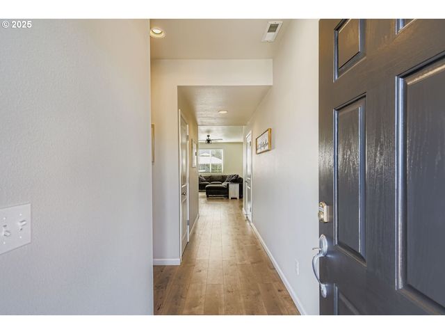 900 BEAR CREEK Dr, Molalla, OR 97038