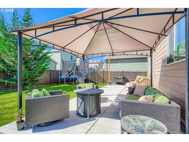 900 BEAR CREEK Dr, Molalla, OR 97038