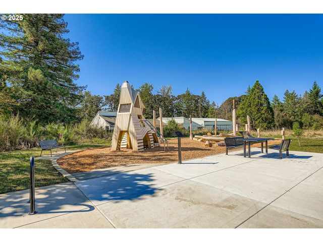 900 BEAR CREEK Dr, Molalla, OR 97038